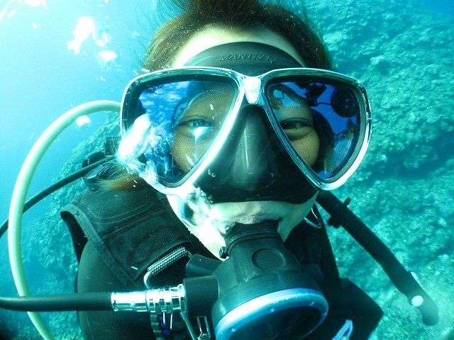 沖縄の海でダイビングを楽しむKAORI